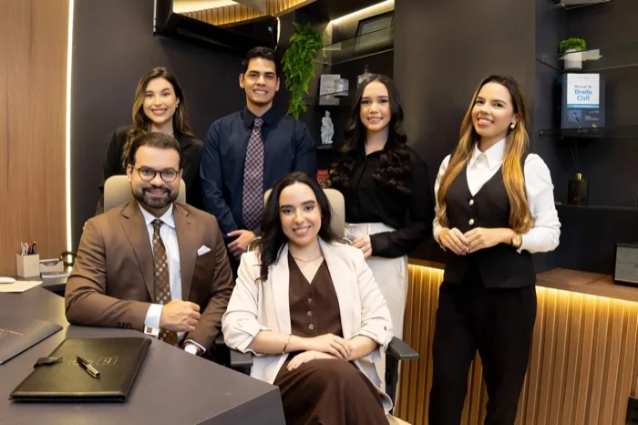 Equipe do escritório Loiola e Siqueira Advocacia reunida no escritório