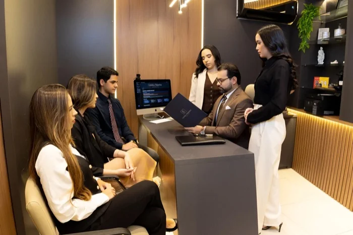 Equipe do Loiola e Siqueira Advocacia em reunião com clientes